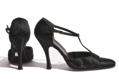 CHANEL HAUTE COUTURE Paire de chaussures Chanel par Massaro en satin noir, probablement...