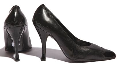CHANEL HAUTE COUTURE Paire de chaussures Chanel par Massaro en cuir noir et vernis,...