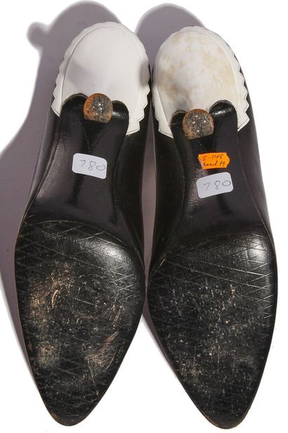 CHANEL HAUTE COUTURE Paire de chaussures à talons Chanel par Massaro en cuir noir...