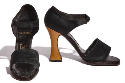 CHANEL HAUTE COUTURE Paire de chaussures de soirée en satin noir Chanel par Massaro,...