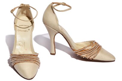 CHANEL HAUTE COUTURE Paire de chaussures en satin ivoire Chanel par Massaro, début...