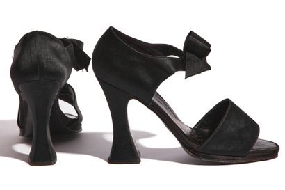 CHANEL HAUTE COUTURE Paire de chaussures de soirée en satin noir, à bouts pointus...