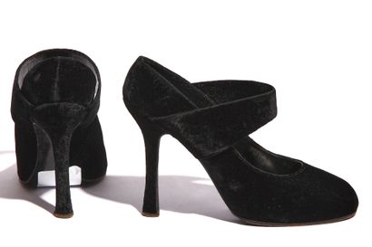 CHANEL BY MASSARO Paire de chaussures de soirée Chanel par Massaro en velours noir,...