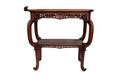 GABRIEL VIARDOT Exquise table centrale en acajou sculpté à la main de style Chinoiserie... Gazette Drouot