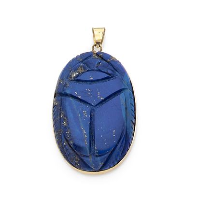 Annees 2000 Pendentif en or orné d'un scarabée en lapis-lazuli.

A gold and lapis-lazuli...