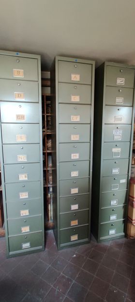 SUITE DE QUATRE CASIERS METALLIQUES Suite of four metal lockers including three columns...