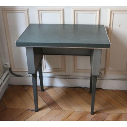 PAIRE DE BUREAUX EN TÔLE PLIÉE, VERS 1950 Pair of desks in folded sheet metal. Legs...