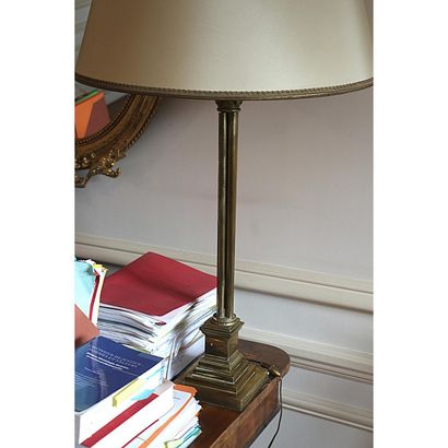 LAMPE EN LAITON, ÉPOQUE XXÈME SIÈCLE Brass lamp

Lamp in brass. Square base with...