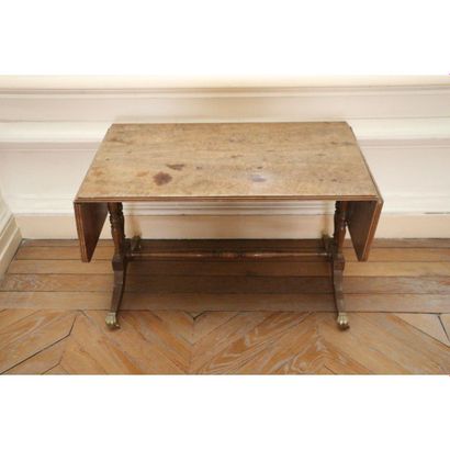 TABLE BASSE EN BOIS DE PLACAGE Coffee table in veneer.

Legs with skate.

Rectangular...