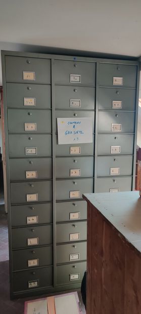 SUITE DE QUATRE CASIERS METALLIQUES Suite of four metal lockers with thirty drawers...
