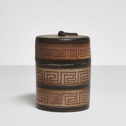 René MAUREL (1910-1986) RENÉ MAUREL (1910-1986)

Cylindrical earthenware box, incised...