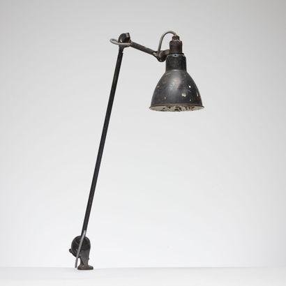 LAMPE GRAS GRAS LAMP

Stapled lamp with black lacquered metal structure, the cast...