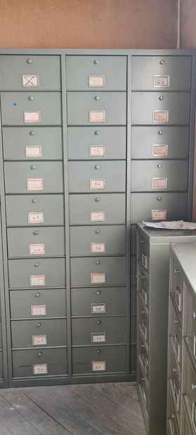 SUITE DE QUATRE CASIERS METALLIQUES Suite of four metal lockers with thirty drawers...