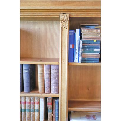BIBLIOTHÈQUE EN CHÊNE MOULURÉ ET SCULPTÉ, ÉPOQUE VERS 1900 Bookcase in molded and...