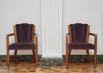 Années 1930 1930'S

Pair of Art Deco armchairs in walnut, front legs forming a telescopic...