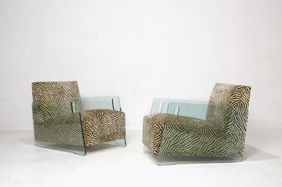 XXème SIECLE XXth CENTURY 

A pair of modernist armchairs, thick green trapezoidal...