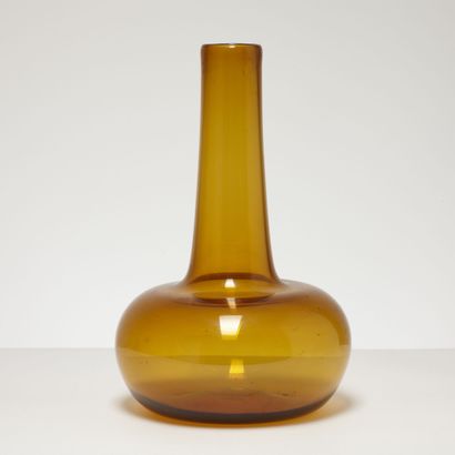 CLAUDE MORIN (1933-2021) CLAUDE MORIN (1933-2021)

Blown cognac glass bottle, curved...