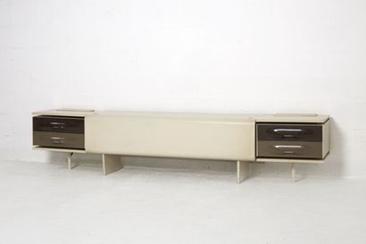 Raymond LOEWY (1893-1986) RAYMOND LOEWY (1893-1986) 

A bedroom set in white laminate...