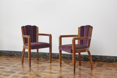 Années 1930 1930'S

Pair of Art Deco armchairs in walnut, front legs forming a telescopic...