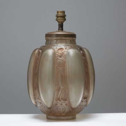 RENÉ LALIQUE (1860-1945) RENÉ LALIQUE (1860-1945) 

Vase « Six figurines et masques»...