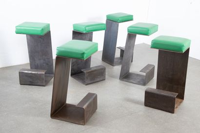 ANNÉES 1980 YEARS 1980

Suite of six bar stools, structure in patinated iron, square...