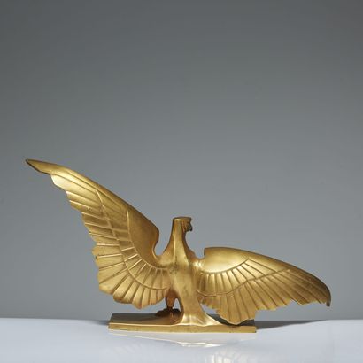 LÉON HATOT (1883-1953) LÉON HATOT (1883-1953)

Eagle with spread wings on a terrace,...