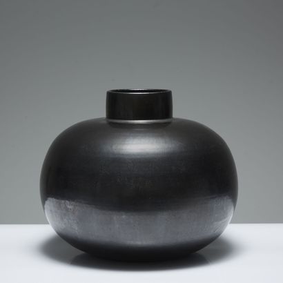 PRIMAVERA PRIMAVERA 

Flattened spherical vase in earthenware, glossy black enamel....