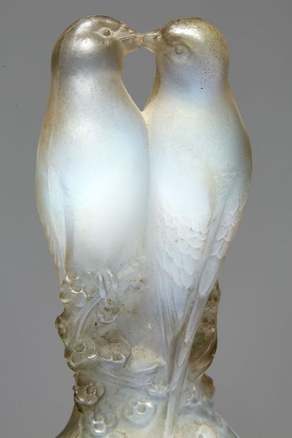 RENÉ LALIQUE (1860-1945) RENÉ LALIQUE (1860-1945) 

Stopper of the vase " Two turtledoves...