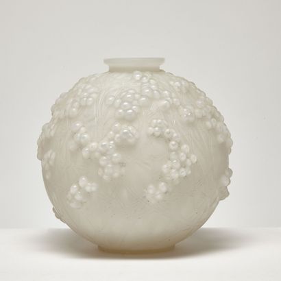 RENÉ LALIQUE (1860-1945) RENÉ LALIQUE (1860-1945)

Spherical vase "Druide" out of...