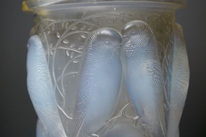 RENÉ LALIQUE (1860-1945) RENÉ LALIQUE (1860-1945) 

Vase évasé « Ceylan » en verre...