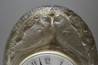 RENÉ LALIQUE (1860-1945) RENÉ LALIQUE (1860-1945) 

Electric clock "Two Doves" out...