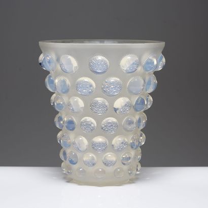 RENÉ LALIQUE (1860-1945) RENÉ LALIQUE (1860-1945) 

Vase flared "Bammako" out of...