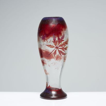 ÉMILE GALLÉ (1846-1904) ÉMILE GALLÉ (1846-1904) 

Vase en verre multicouche rouge...