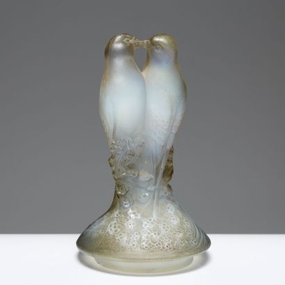 RENÉ LALIQUE (1860-1945) RENÉ LALIQUE (1860-1945) 

Bouchon du vase « Deux tourterelles...