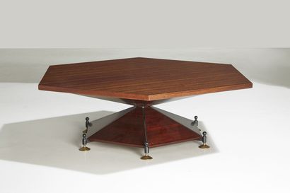 ~STUDIO BBPR (ATTRIBUÉ À) ~STUDIO BBPR (ATTRIBUTED TO)

Hexagonal coffee table, metal...