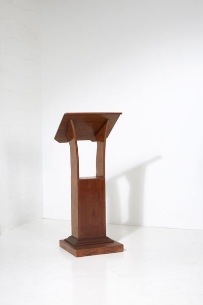 ANNÉES 1930 1930'S

Walnut, mahogany and burr walnut veneer lectern.

A walnut, mahogany...