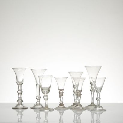 ÉPOQUE XVIIIe SIÈCLE, ENSEMBLE DE HUIT VERRES À JAMBES