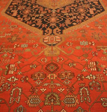 IMPORTANT TAPIS D'ORIENT EN LAINE Important oriental wool carpet.

Brick and navy...