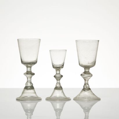 ENSEMBLE DE TROIS VERRES À JAMBES, FRANCE, VERS 1760-1780 Set of three glasses with...