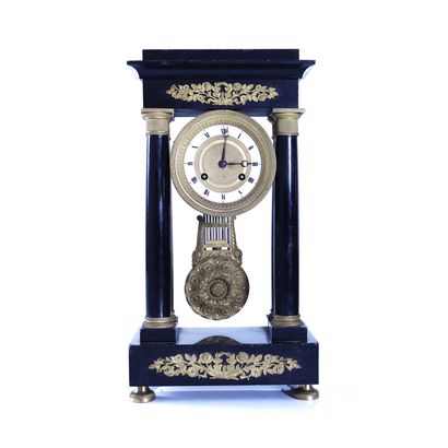 PENDULE PORTIQUE, ÉPOQUE CHARLES X Portico clock in black marble and gilded bronze...