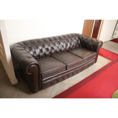 PAIRE DE CANAPÉS CHESTERFIELDS TROIS PLACES, MODERNE Pair of three seater Chesterfield...