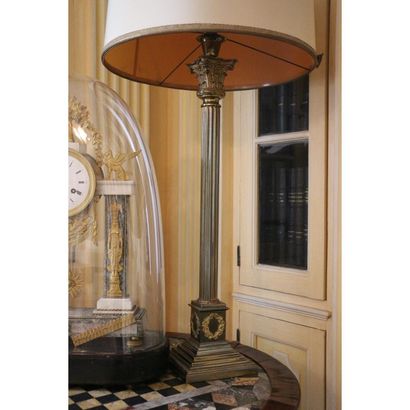 PIED DE LAMPE EN LAITON, ÉPOQUE 1900 Lamp base in brass.

Square base with steps.

Fluted...