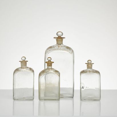 GARNITURE DE TOILETTES COMPRENANT Four covered flasks with four sides decorated with...