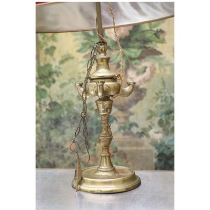 LAMPE À HUILE EN BRONZE AVEC SES USTENSILES, TRAVAIL ITALIEN DANS LE GOÛT DE L'ANTIQUE...