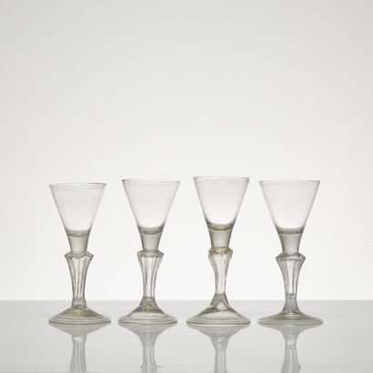 ENSEMBLE DE QUATRE VERRES À JAMBES, ÉPOQUE XVIIIÈME SIÈCLE Set of four glasses with...
