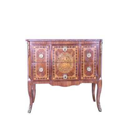 COMMODE À RESSAUT, ÉPOQUE VERS 1780 Chest of drawers in veneer and marquetry of rosewood,...