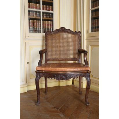 FAUTEUIL À LA REINE À FOND DE CANNE, ÉPOQUE RÉGENCE Fauteuil à la reine à fond de...