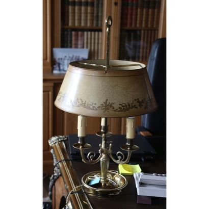 LAMPE BOUILLOTTE EN BRONZE CISELÉ ET DORÉ, STYLE LOUIS XVI Lampe bouillotte en bronze...