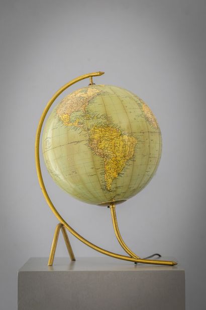 ANNEES 1950 1950'S

An illuminated world map, circa 1950, curved brass structure.

An...