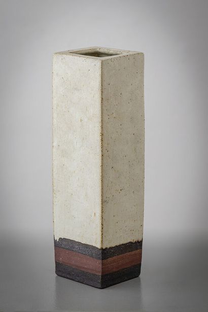 BRUNO GAMBONE (1936-2021) BRUNO GAMBONE (1936-2021)

Vase rectangulaire en grès,...